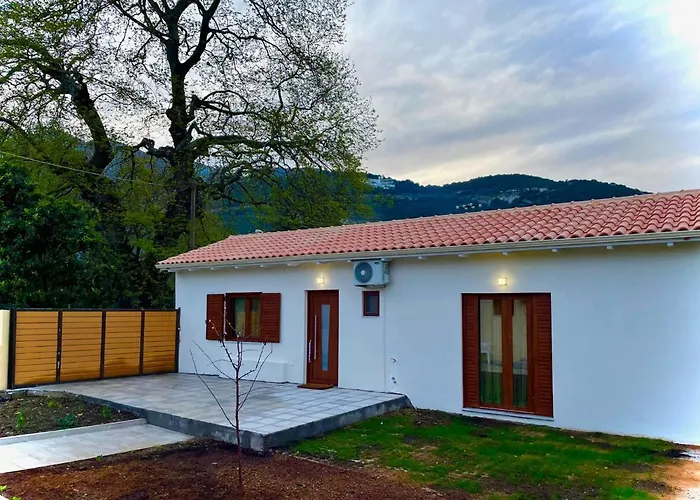 Semesterbostad Lefkada House With Private Yard Parking 2 *